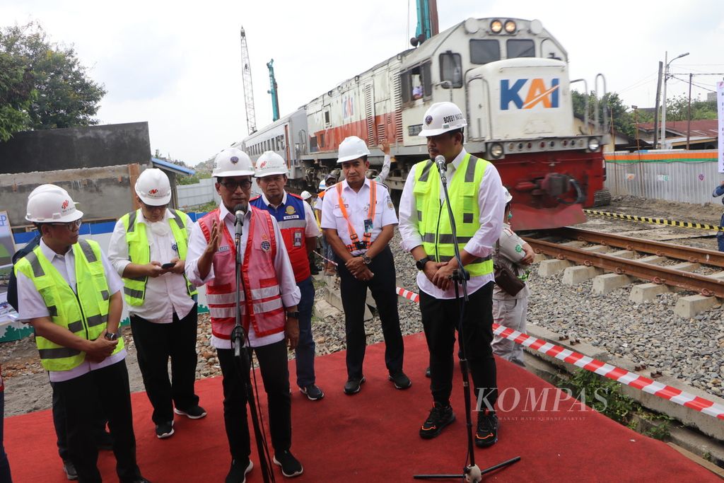 Menteri Perhubungan Budi Karya Sumadi (tengah) dan Wali Kota Medan Bobby A Nasution (kanan) meninjau pembangunan rel layang Medan-Binjai, di Medan, Sabtu (24/9/2022). Jalur layang, rel ganda, dan dua stasiun baru dibangun untuk meningkatkan jalur itu. 