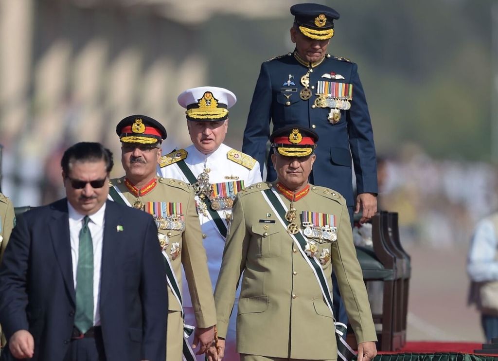 Panglima Militer Pakistan Jenderal Qamar Javed Bajwa (kedua dari kanan), Kepala Staf Angkatan Laut Pakistan Laksamana Zafar Mahmood Abbasi (tengah), Kepala Staf Angkatan Udara Pakistan Marsekal Mujahid Anwar Khan (atas), dan Kepala Komite Pimpinan Staf Pakistan Zubair Mahmood Hayat (kedua dari kiri) tiba untuk menyambut kedatangan Presiden Sri Lanka Maithripala Sirisena dalam parade militer Hari Pakistan di Islamabad, Pakistan, 23 Maret 2018. 