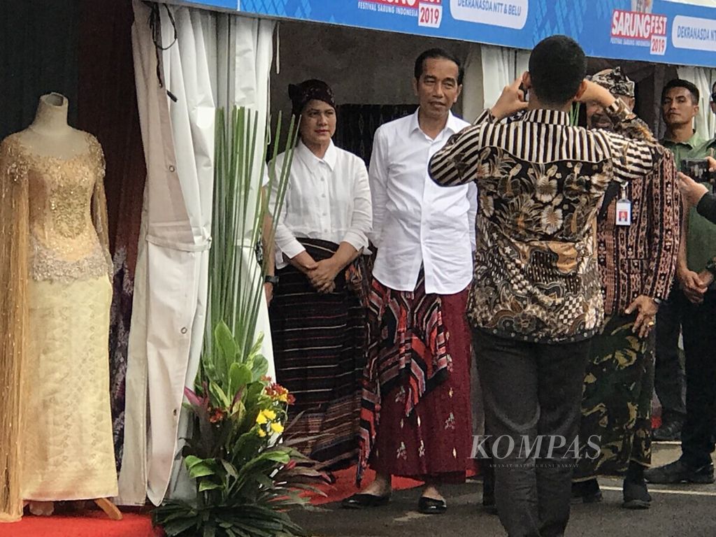 Presiden Joko Widodo dan Nyonya Iriana berfoto dalam balutan sarung donggala. Nyonya Iriana juga mengenakan selendang tenun ikat ende sebagai penghias kepalanya.
