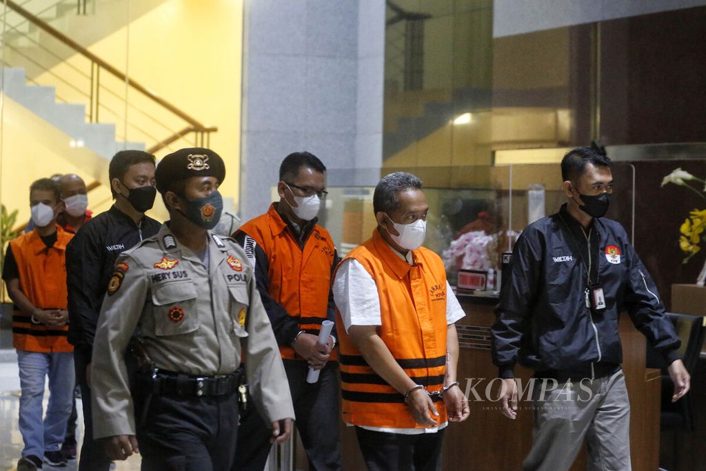 Tersangka Wali Kota Bandung Yana Mulyana (kedua dari kanan) bersama para tersangka yang lain usai diperiksa di gedung Komisi Pemberantasan Korupsi, Jakarta, Minggu (16/4/2023) dini hari.
