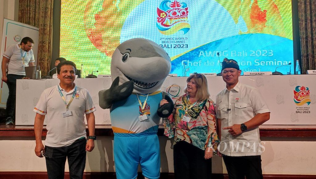KOI dan ANOC menggelar pertemuan pimpinan kontingen 2nd ANOC World Beach Games 2023 di Nusa Dua, Badung, Bali, Sabtu (29/4/2023). Dalam forum pertemuan itu, KOI mengenalkan maskot ANOC World Beach Games 2023, yakni hiu sirip hitam (kedua kiri).