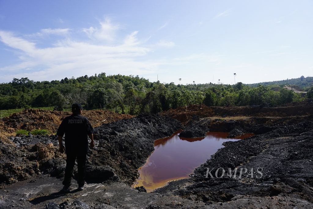 Penyidik Pegawai Negeri Sipil Balai Wilayah Sungai Kalimantan III Sudaryanto tengah meninjau lubang tambang akibat aktivitas tambang ilegal yang masuk kawasan konservasi Waduk Samboja di Kecamatan Samboja, Kalimantan Timur, Senin (21/10/2019).