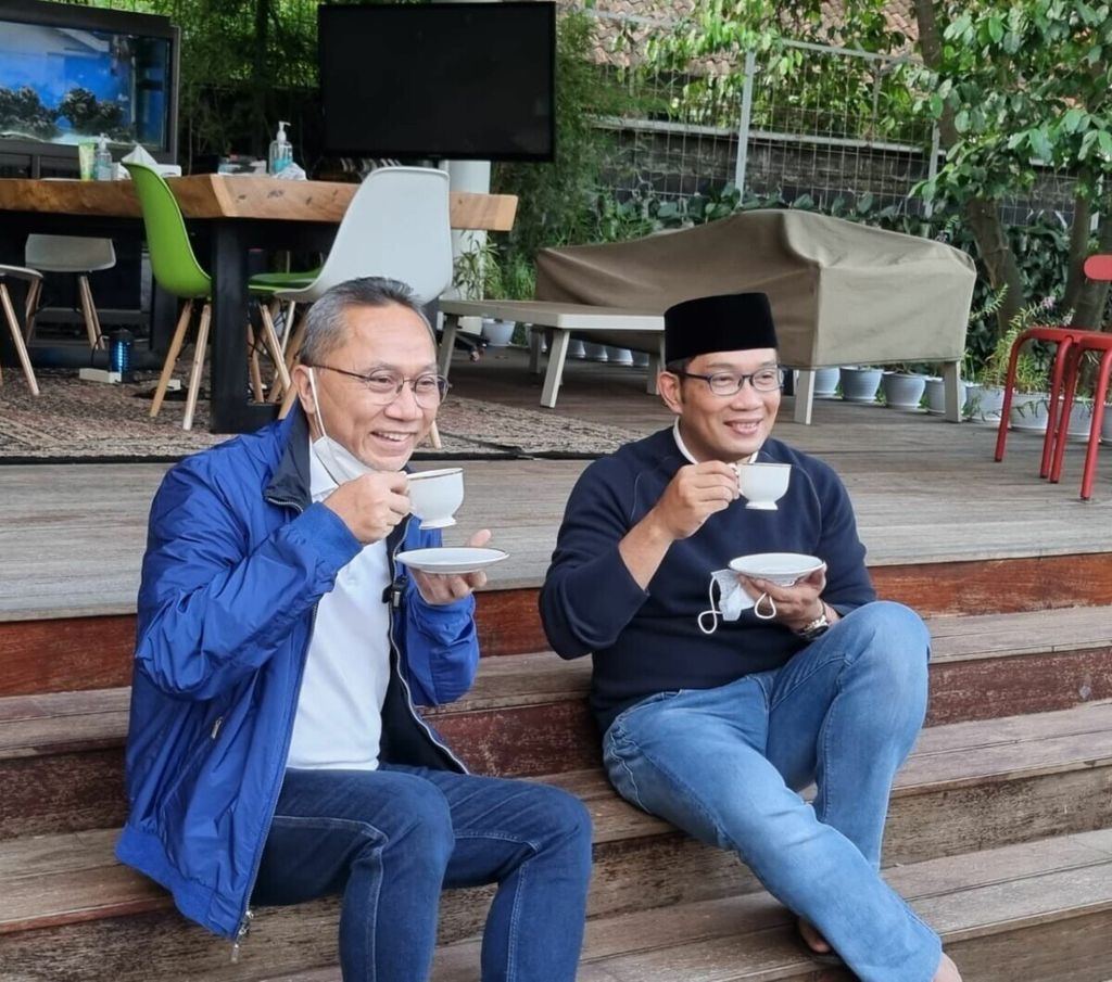 Ketua Umum Partai Amanat Nasional Zulkifli Hasan (kiri) bersama Gubernur Jawa Barat Ridwan Kamil menyeruput kopi dalam safari politiknya di Bandung, Jawa Barat, Sabtu (28/8/2021).
