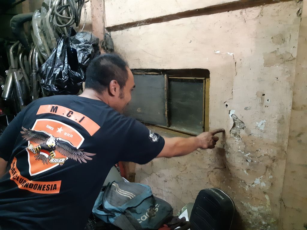 Wilman Gugun Wiguna (42), warga RT 03/12 Desa Majalaya, Kecamatan Majalaya, Kabupaten Bandung, Jawa Barat saat menunjukkan betas ketinggian banjir yang pernah dialami pada Februari 2018.