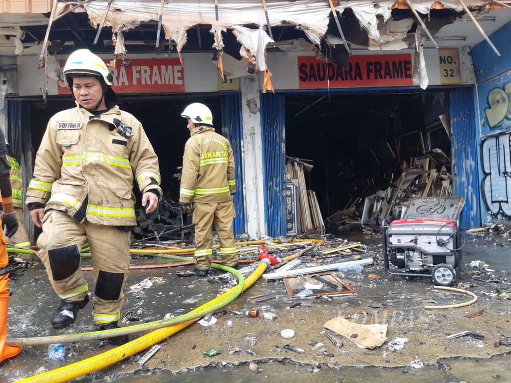 Petugas pemadam kebakaran terus berjibaku memastikan api telah padam di Toko Pigura ”Saudara” Frame &amp; Gallery di Mampang Prapatan, Jakarta Selatan, Jumat (19/4/2024). Tujuh orang tewas dalam peristiwa ini.