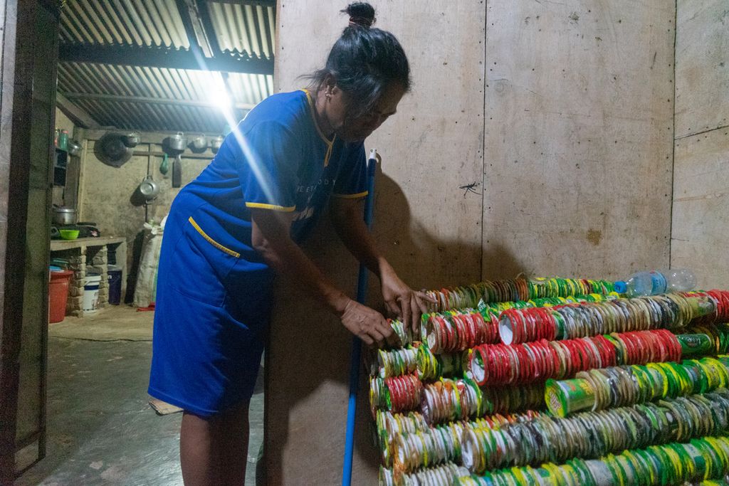 Marniati (39), menyusun dan memilah sampah plastik yang dikumpulkan dari pesisir Teluk Kendari, Sulawesi Tenggara, Kamis (9/12/2021). Janda berusia lanjut ini bertahan hidup dengan memulung sampah plastik setiap hari. 