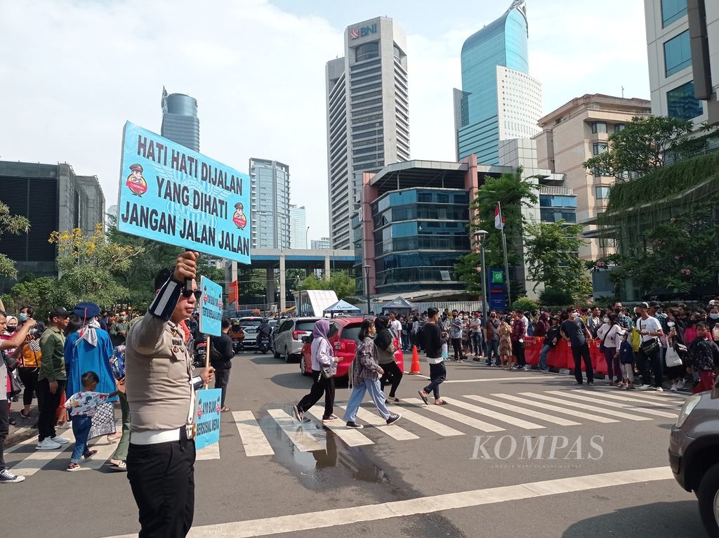 Sosialisasi keselamatan berlalu lintas dan bijak bermedia sosial digelar di kawasan berorientasi transit Dukuh Atas, Jakarta, Minggu (24/7/2022).