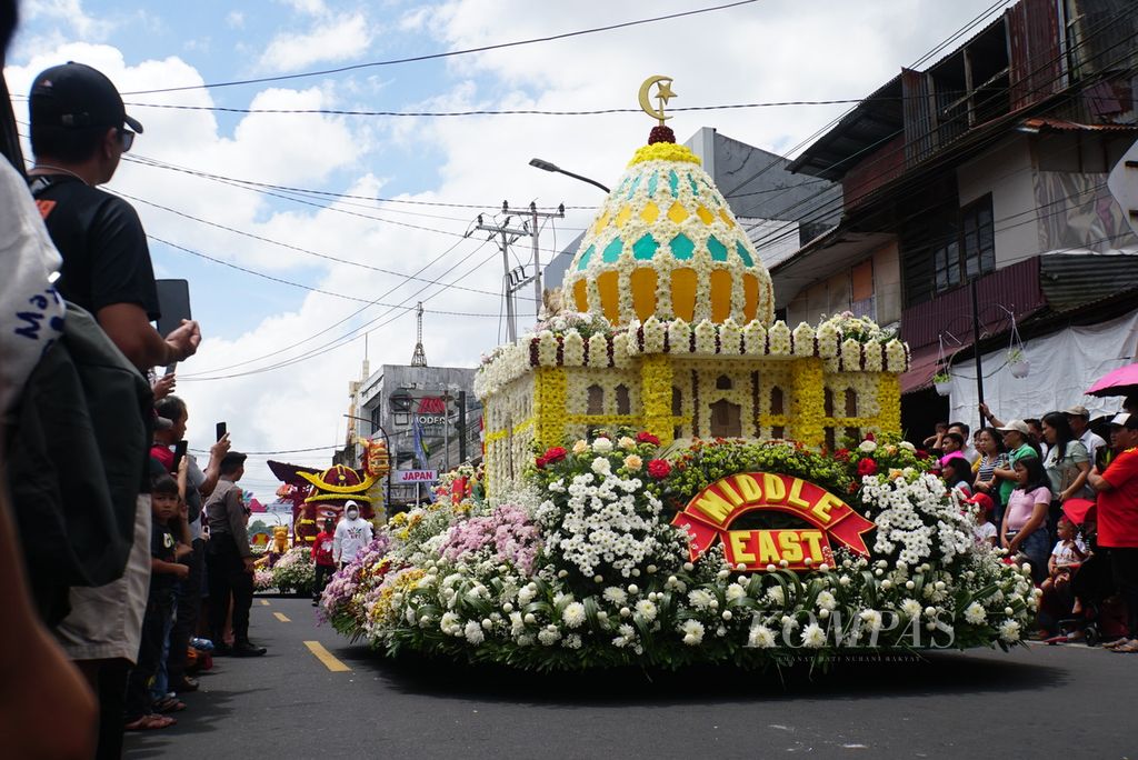 Kendaraan hias atau <i>float </i>yang mengatasnamakan negara-negara Timur Tengah tampil dalam parade bunga sekaligus turnamen kendaraan hias Tomohon International Flower Festival, Sabtu (12/8/2023), di Tomohon, Sulawesi Utara.