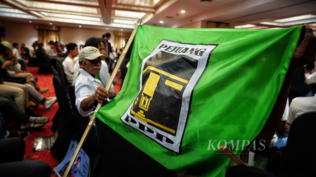Bendera simbol Pejuang Partai Persatuan Pembangunan (PPP) yang ditunjukkan saat Deklarasi Dukungan kepada Prabowo-Gibran di Hotel Ambhara, Jakarta Selatan, Kamis (28/12/2023). Deklarasi Pejuang PPP yang dipimpin  Witjaksono ini memberikan dukungan kepada pasangan calon Prabowo Subianto-Gibran Rakabuming Raka. 