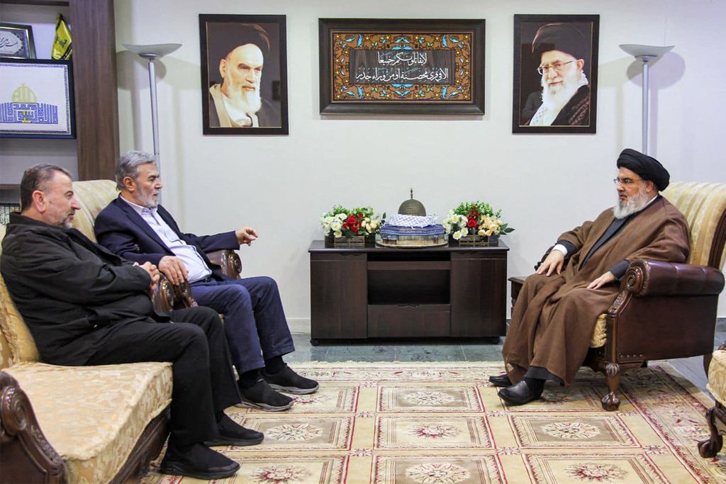 Pemimpin Hezbollah Hassan Nasrallah (kanan) bertemu dengan Pemimpin Jihad Islam Ziad Nakhale (kedua dari kiri) dan Wakil Ketua Bidang Politik Hamas Saleh al-Arouri di sebuah lokasi yang tak disebutkan di Lebanon dalam foto yang dirilis kantor media Hezbollah, Rabu (25/10/2023). 