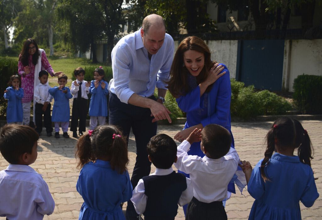 Pangeran William dan istrinya, Kate Middleton, berinteraksi dengan para siswa selama kunjungan mereka ke sebuah sekolah di luar Islamabad, Pakistan, Selasa, 15 Oktober 2019. Duke dan Duchess of Cambridge, yang merupakan pendukung kuat pendidikan anak perempuan, disambut oleh guru dan anak-anak. 