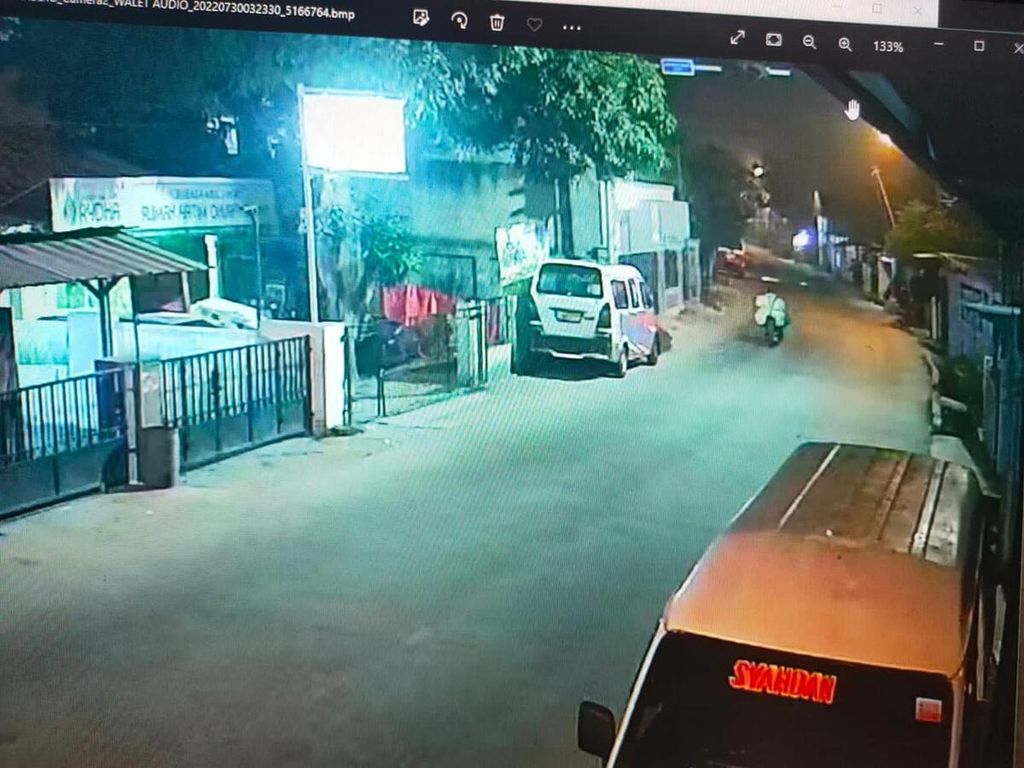 Kamera pemantau atau CCTV yang merekam Adi (37) tengah memacu sepeda motornya dalam perjalanan membuang jenazah istrinya, Junaesih (37), di Kabupaten Serang, Banten.