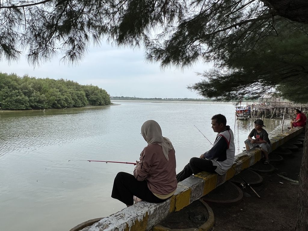 Pengunjung di Romokalisari Adventure Surabaya, pada Selasa (27/12/2022) sedang memancing di kawasan obyek wisata terbaru di Surabaya.