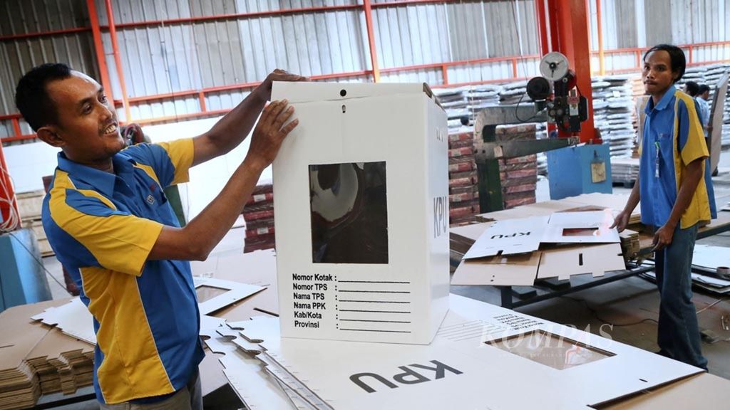 Pekerja menyelesaikan pembuatan kotak suara Pemilu 2019 di PT Cipta Multi Buana Perkasa, kawasan Dadap, Tangerang, Banten, Minggu (30/9/2018). 