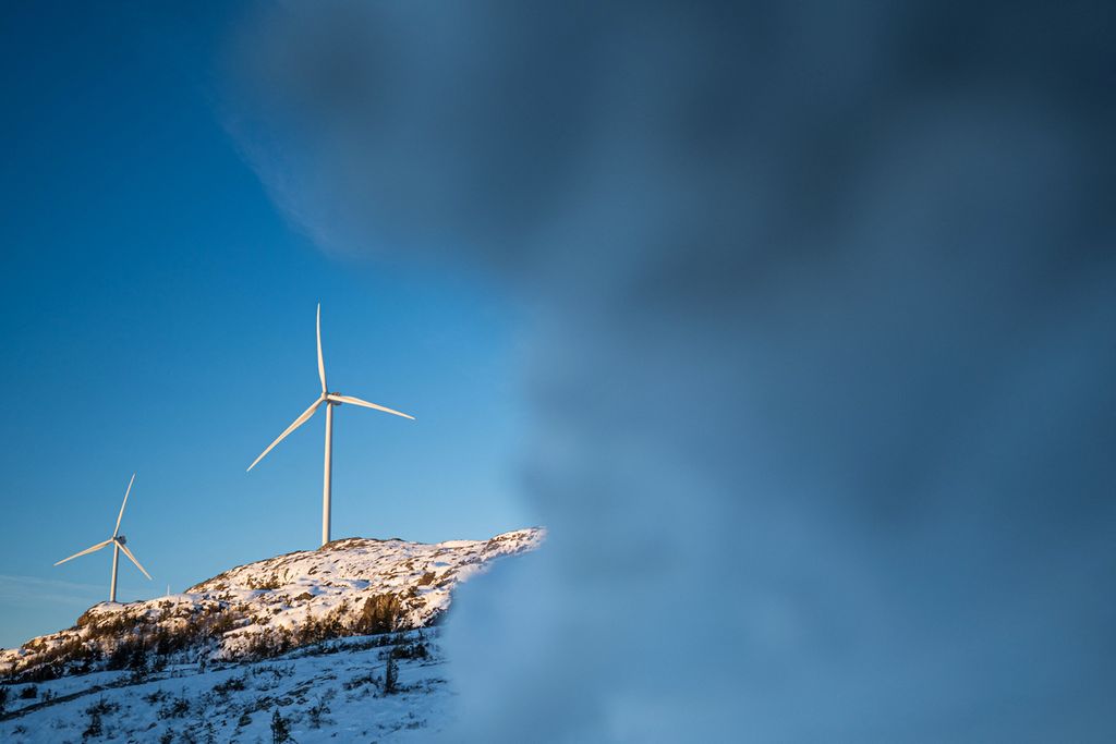 Foto yang diambil pada 7 Desember 2021 ini menunjukkan turbin angin di Storheia, Afjord, Norwegia. Pusat pembangkit di Storheia merupakan salah satu pusat turbin angin terbesar di dunia.