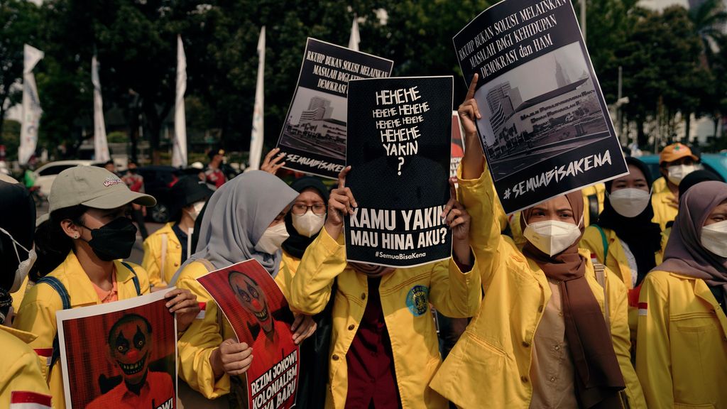 Mahasiswa yang tergabung dalam Aliansi Nasional Reformasi KUHP berunjuk rasa di sekitar Patung Kuda Arjuna Wijaya, Jakarta Pusat, Selasa (21/6/2022). 