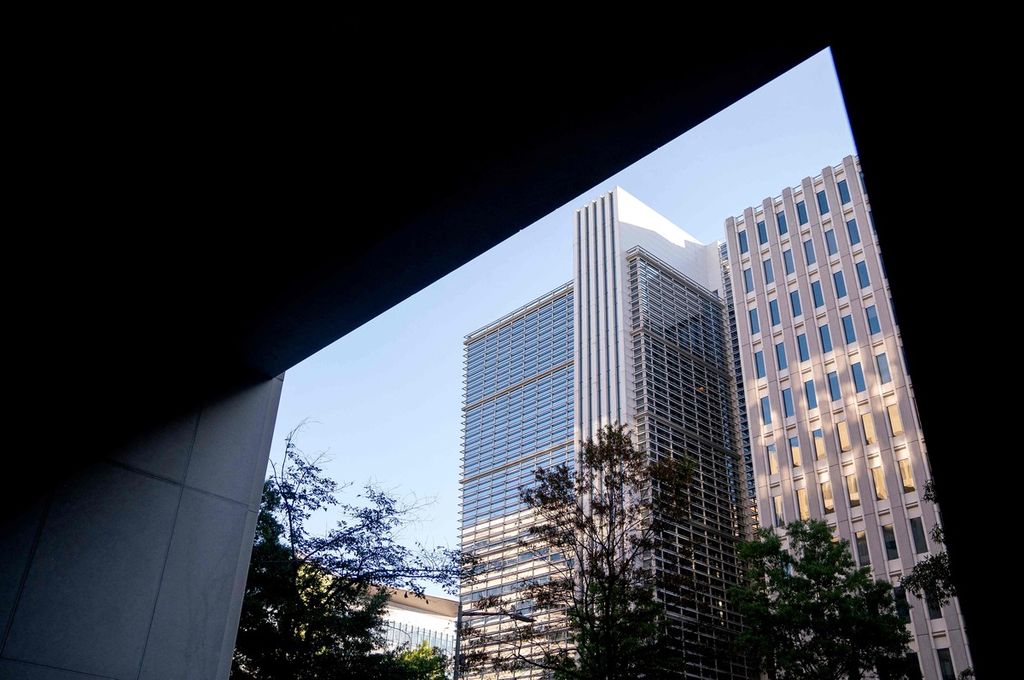Foto pada 8 Oktober 2022 memperlihatkan kantor pusat Bank Dunia, dilihat dari markas Dana Moneter Internasional di Washington DC, Amerika Serikat. 