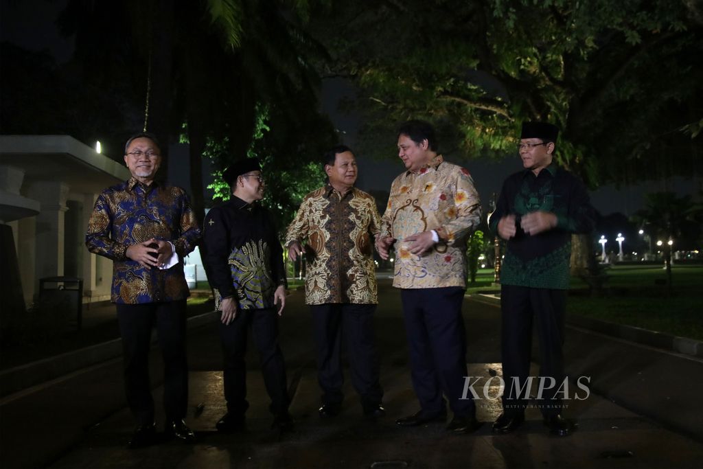 Ketua umum partai politik yang tergabung dalam koalisi partai pendukung pemerintahan Presiden Joko Widodo dan Wakil Presiden Ma’ruf Amin, yaitu Zulkifli Hasan (PAN), Muhaimin Iskandar (PKB), Prabowo Subianto (Gerindra), Airlangga Hartarto (Golkar), dan Mardiono (PPP) seusai bertemu dengan Presiden Joko Widodo di Kompleks Istana Kepresidenan, Jakarta, Selasa (2/5/2023) malam. Ketua Umum PDI Perjuangan Megawati Soekarnoputri juga ikut dalam pertemuan, sedangkan Ketua Umum Partai Nasdem Surya Paloh tidak ikut dalam pertemuan ini.