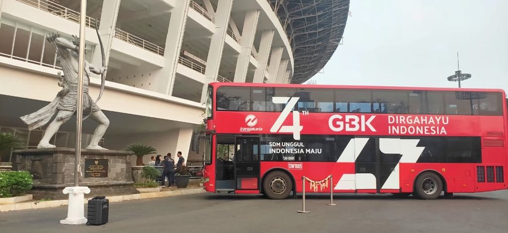 Bus wisata dari Transjakarta terparkir di depan Stadion Utama Gelora Bung Karno, Jakarta, Rabu (4/9/2019). Pengunjung kompleks Gelora Bung Karno bisa menikmati layanan bus wisata secara gratis mulai Rabu (4/9/2019). Setiap harinya ada lima unit bus yang dioperasikan untuk melayani pengunjung.  