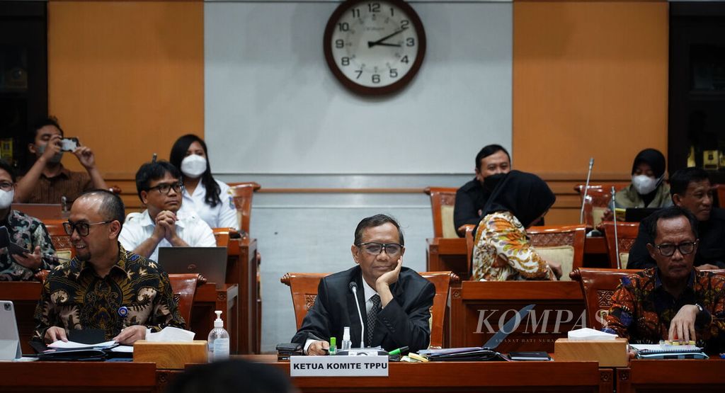 Suasana saat Menteri Koordinator Politik, Hukum, dan Keamanan Mahfud MD bersama Komisi III DPR di ruang rapat Komisi III Gedung DPR, Jakarta, Rabu (29/3/2023). 