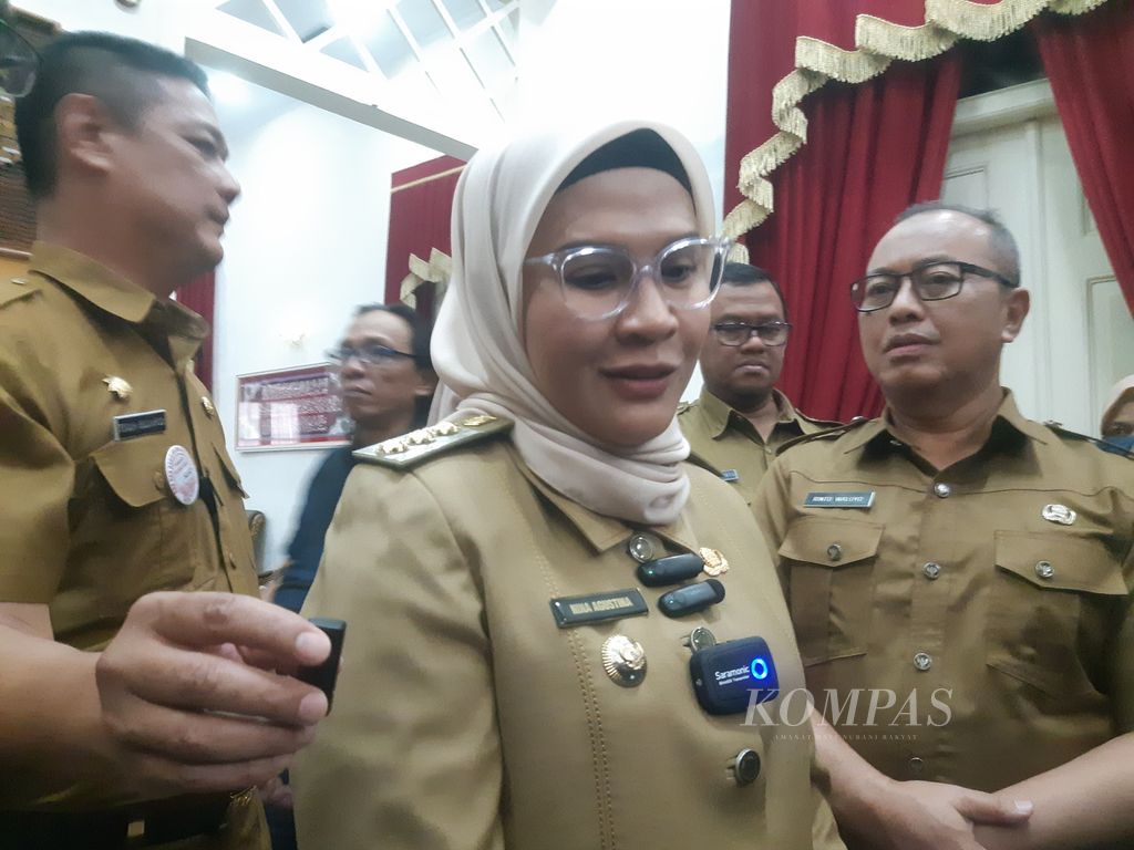 Bupati Indramayu Nina Agustina saat diwawancarai di Pendopo Indramayu, Jawa Barat, Senin (20/2/2023).