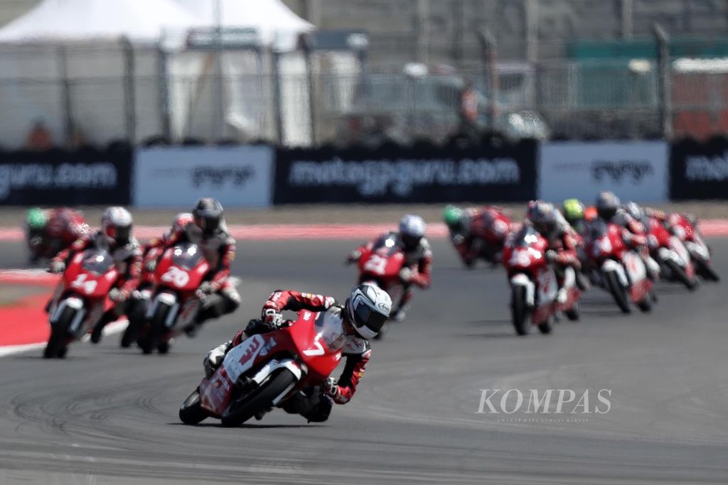 Young Indonesian racer, Veda Ega Pratama, led a group of racers in the second race of the Asia Talent Cup at the Pertamina Mandalika International Circuit, Central Lombok, NTB on Sunday (15/10/2023). Veda swept the victory in the third series of the Idemitsu Asia Talent Cup 2023.