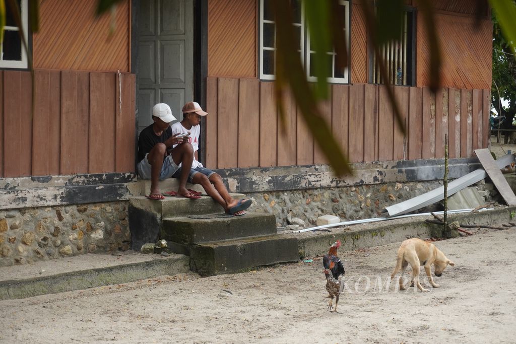 Anak-anak beraktivitas di salah satu rumah kewang atau penjaga alam di Pulau Haruku, Kabupaten Maluku Tengah, Maluku, Kamis (14/9/2023).