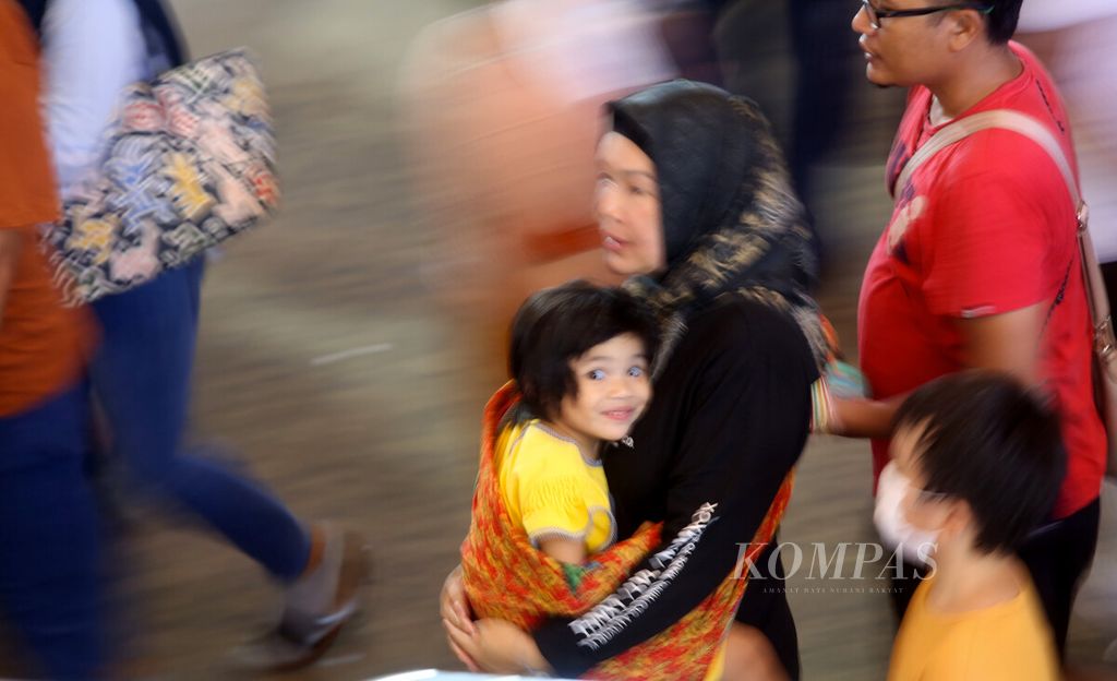 Pengunjung menggendong anak saat stan Jakarta Fair Kemayoran 2022, Sabtu (11/6/2022).