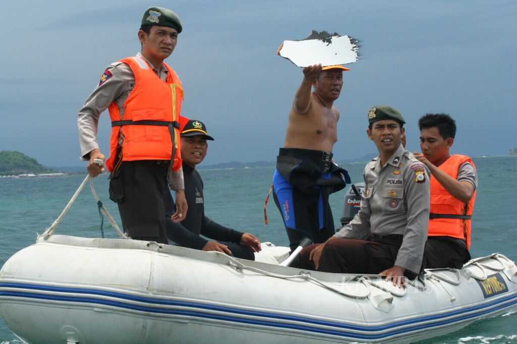 Tim SAR dari Direktorat Kepolisian Air Polda Sulawesi Selatan bersama Polair Barru dan Pollair Pangkep terus menyusur pulau-pulau kecil di sekitar Kabupaten Barru. Di perairan pantai Labuange mereka menemukan beberapa serpihan yang diduga bagian dari pesawat Adam Air Ki 574.