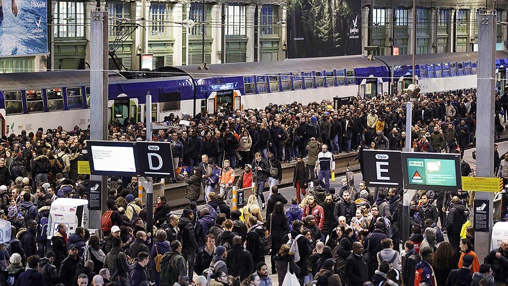 Penumpang dan komuter, Selasa (3/4/2018), berdesakan menunggu di Stasiun Kereta Api Gare de Lyon, Paris, Perancis. Kepadatan itu merupakan dampak pemogokan massal serikat pekerja. Pemogokan itu akan jadi pemandangan rutin karena serikat pekerja menetapkan akan mogok selama dua kali setiap minggu hingga Juni, memprotes rencana pemerintah menghilangkan beberapa manfaat pekerja KA.