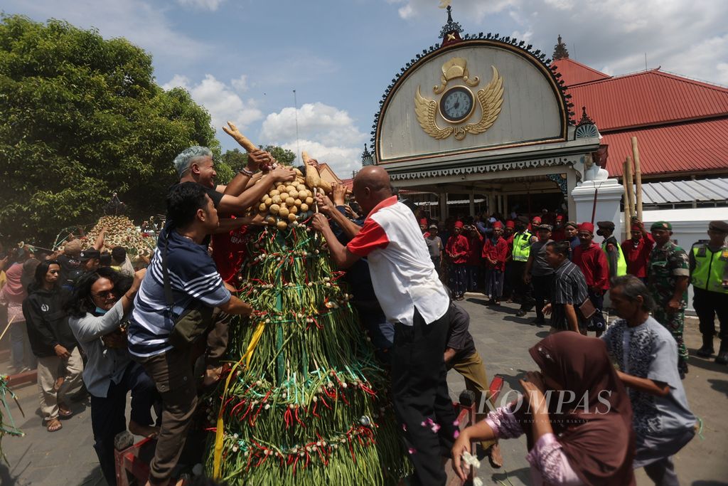 Warga berebut isi gunungan dalam tradisi Garebeg Syawal di Masjid Gedhe Kauman, Yogyakarta, Sabtu (22/4/2023). Tradisi ini merupakan salah satu upacara adat yang masih dilestarikan Keraton Yogyakarta dalam memperingati hari besar keagamaan.
