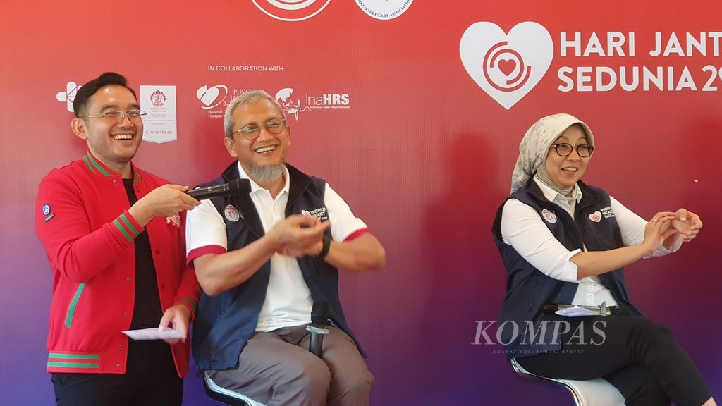 Dokter spesialis jantung dari Rumah Sakit Siloam, TB Simatupang, Jakarta, Yoga Yuniadi, menjelaskan tentang bahaya penyakit jantung dalam jumpa pers menjelang Hari Jantung Nasional yang digelar oleh Yayasan Jantung Indonesia di Kawasan Gelora Bung Karno, Senayan, Jakarta, Selasa (26/9/2023). 