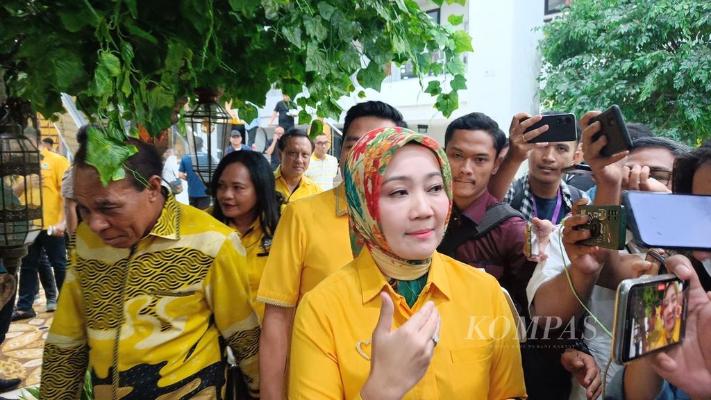 Istri mantan Gubernur Jawa Barat Ridwan Kamil, Atalia Praratya, seusai menghadiri pengarahan kepada bakal calon kepala daerah dari Partai Golkar di Kantor DPP Partai Golkar, Jakarta, Sabtu (6/4/2024).