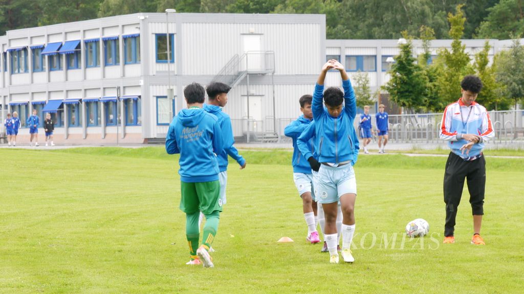 Para pemain tim LKG SKF Indonesia melakukan pemanasan menjelang uji coba atau latih tanding melawan tim-tim asal Nigeria dan Swedia di Gothenburg, Swedia, Minggu (14/7/2024). Ini menjadi persiapan akhir tim Indonesia tampil di Piala Gothia 2024 yang akan dimulai pada Senin (15/7/2024).