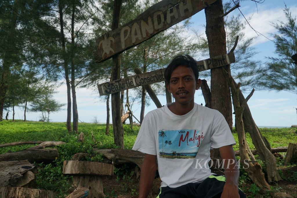 Pendiri dan pembina komunitas Pandah ArtGreen yang melakukan konservasi penyu di Pantai Maligi, Jorong Pantai Indah, Nagari (Persiapan) Maligi, Kecamatan Sasak Ranah Pasisie, Pasaman Barat, Sumatera Barat, Selasa (15/3/2022).