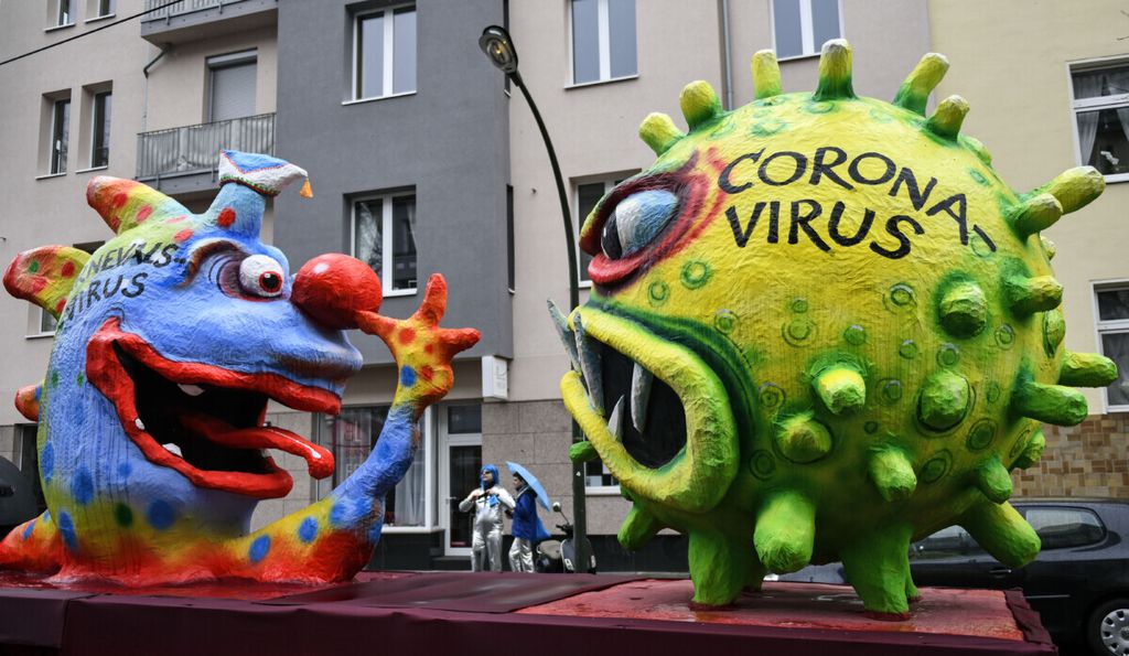 Kendaraan pawai menyerupai virus korona yang tertawa menanti untuk mulai melaju dalam acara parade tradisional di Duesseldorf, Jerman, 24 Februari 2020.