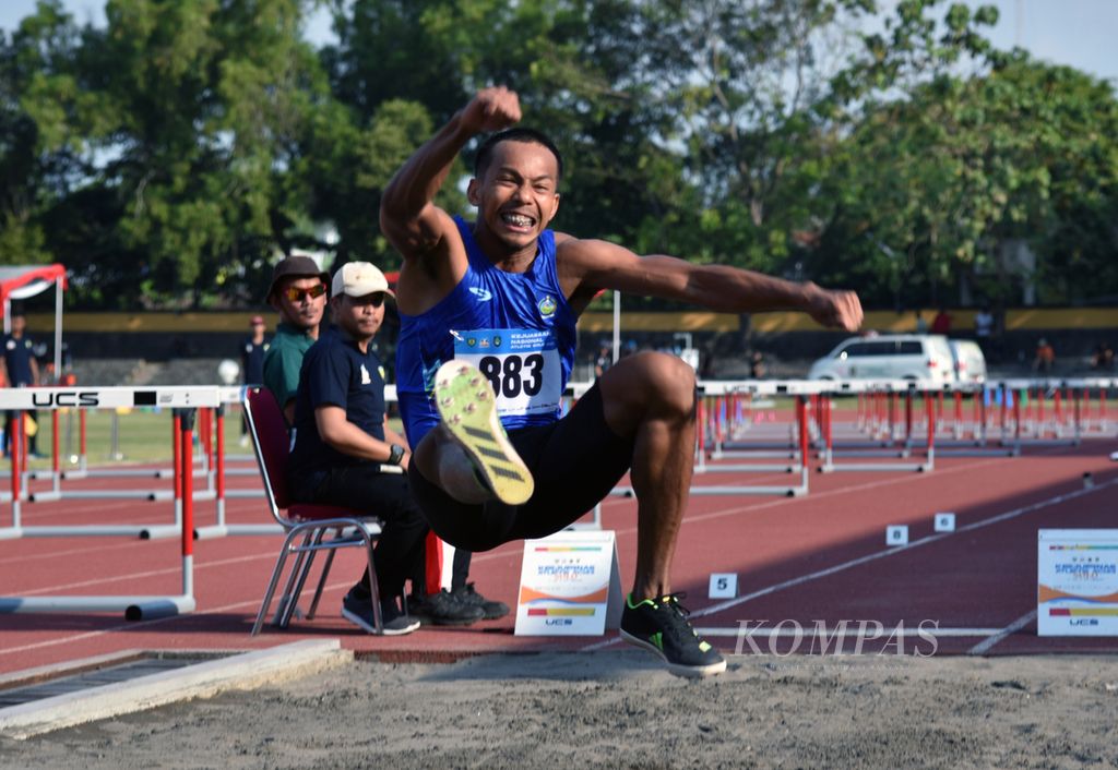 Aksi pelompat jauh Nusa Tenggara Barat, Sapwaturrahman, pada nomor perlombaan lompat jauh putra senior Kejuaraan Nasional Atletik 2023 di Stadion Sriwedari, Surakarta, Jawa Tengah, Jumat (23/6/2023)