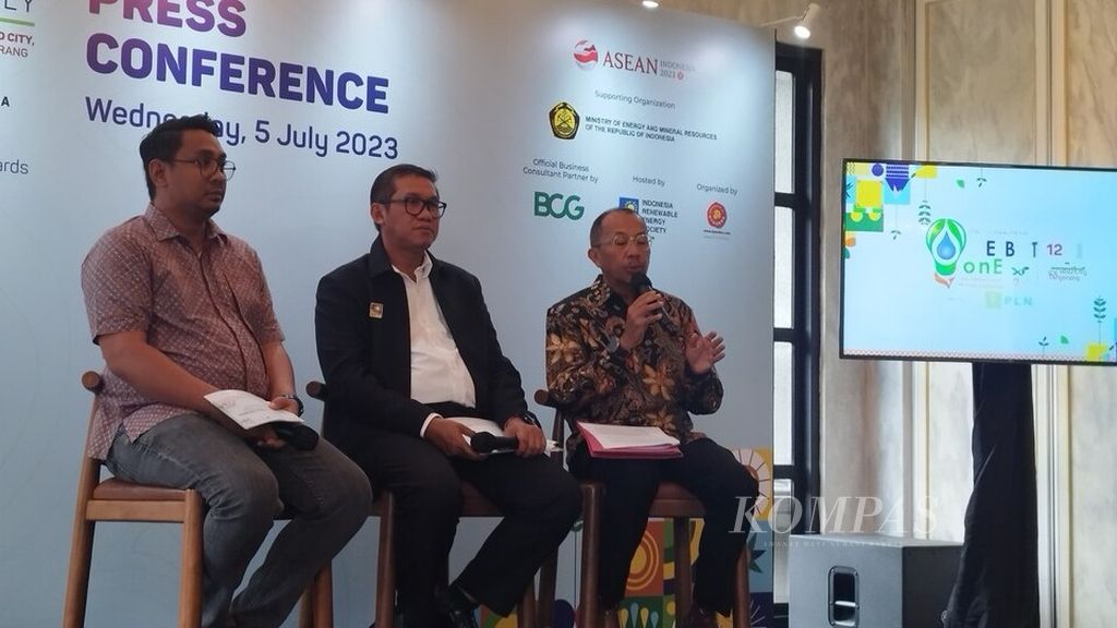Ketua Steering Committee of 11th Indonesia EBTKE 2023 ConEx Eka Satria (kanan) menjelaskan mengenai keterlibatan kaum muda dalam transisi energi saat konferensi pers acara Indonesia EBTKE ConEx 2023 ke-11 bertajuk From Commitment to Action: Safeguarding Energy Transition Towards Indonesia Net Zero Emissions 2060 di Jakarta, Rabu (5/7/2023).