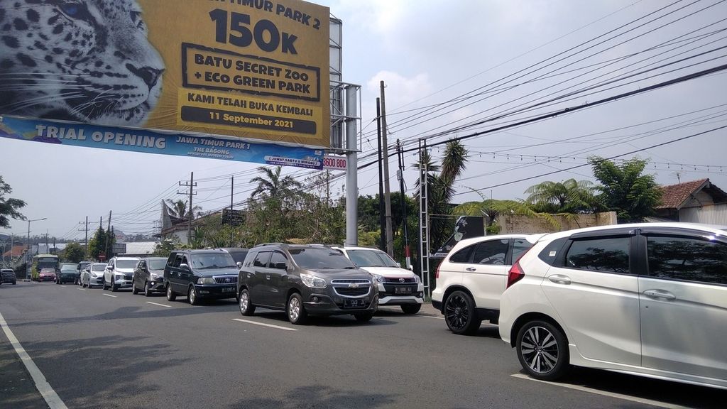 Kendaraan wisatawan merambat panjang di satu ruas di Jalan Patimura, Kota Batu, Jawa Timur, Minggu (24/10/2021). Memasuki PPKM level 2, pada akhir pekan ini, jumlah wisatawan di Batu melonjak dari biasanya.