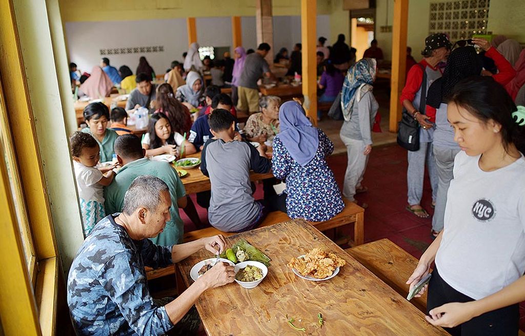 Suasana Rumah Makan Hj Nunung di Gunung Sindur, Bogor, Jawa Barat, Minggu (20/8). 