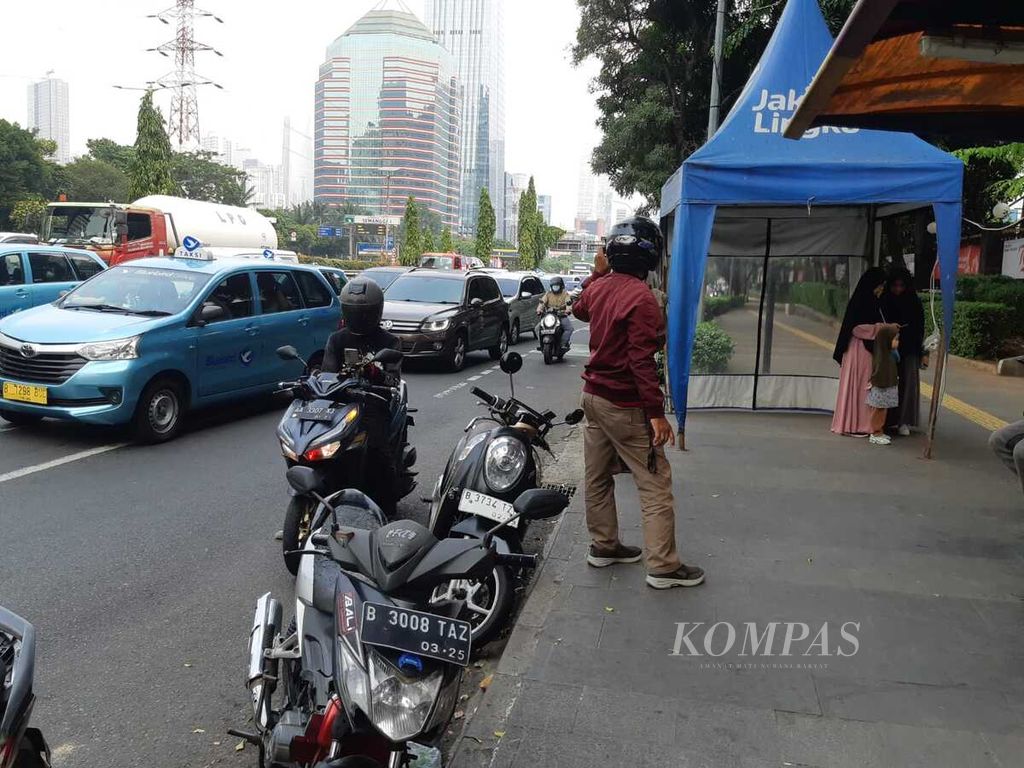 Sejumlah pengemudi ojek daring terpaksa harus menyamar ketika memenuhi pesanan dari konsumen, Kamis (29/8/2024). Cara ini dilakukan agar tidak di-<i>sweeping</i> oleh rekannya karena tidak ikut berdemo, 