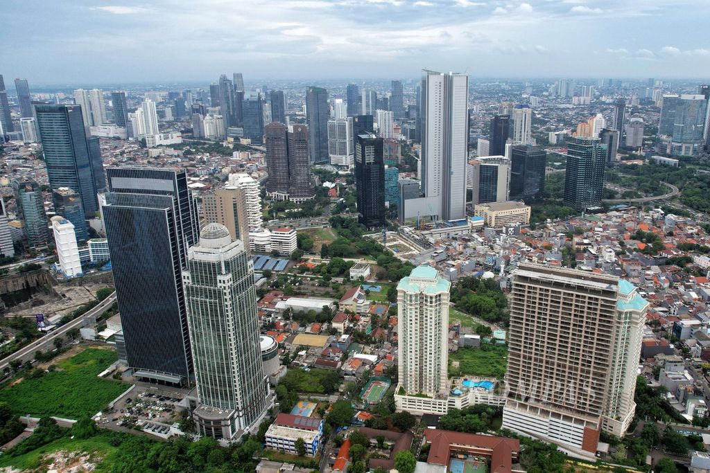 Lansekap pusat bisnis di kawasan Sudirman, Jakarta, Rabu (12/11/2022). Di tengah perlambatan ekonomi global dan kenaikan inflasi domestik, pertumbuhan ekonomi Indonesia pada Triwulan III-2022 tumbuh pesat di level 5,72 persen. 