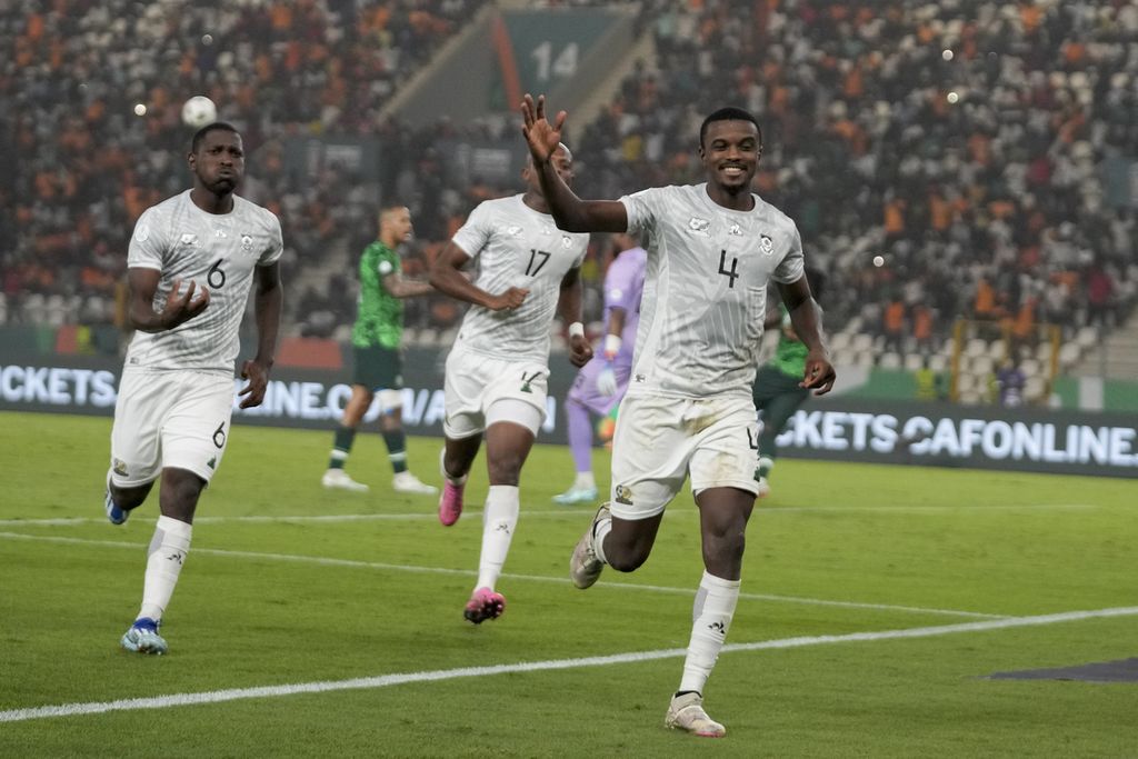 Pemain Afrika Selatan, Teboho Mokoena, merayakan golnya ke gawang Nigeria melalui tendangan penalti pada laga semifinal Piala Afrika di Stadion de la Paix, Bouake, Pantai Gading, Kamis (8/2/2024) dini hari WIB. Nigeria menang dalam adu penalti dengan skor 4-2 (1-1).