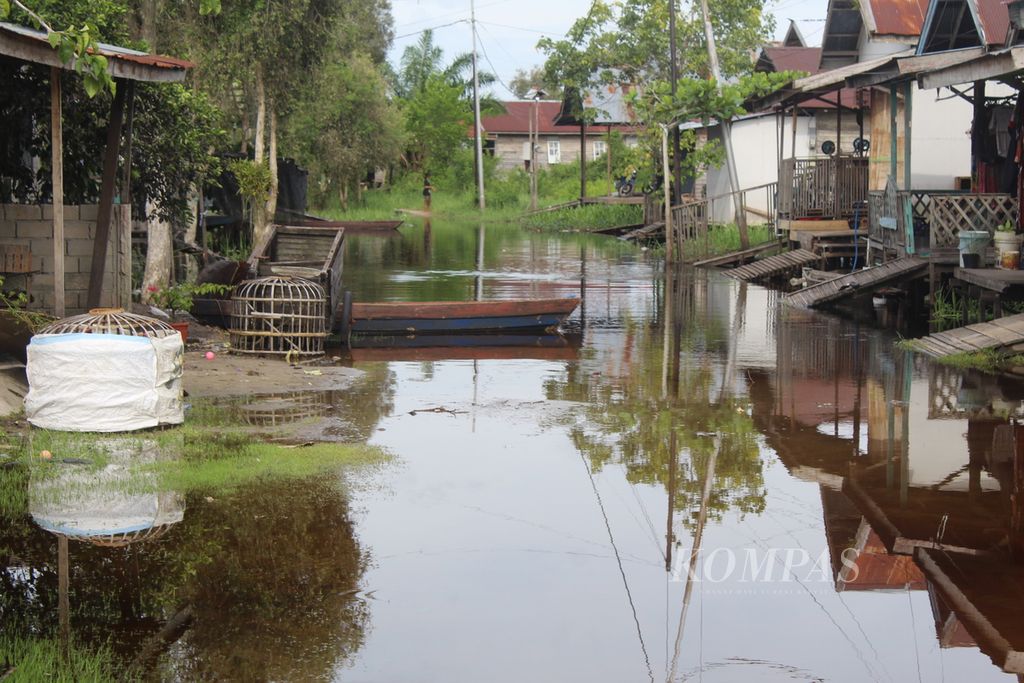 Luapan air Sungai Kahayan mulai masuk ke rumah warga di Jalan Pelatuk, Jekan Raya, Kota Palangkaraya, Kalimantan Tengah, Minggu (21/1/2024). 