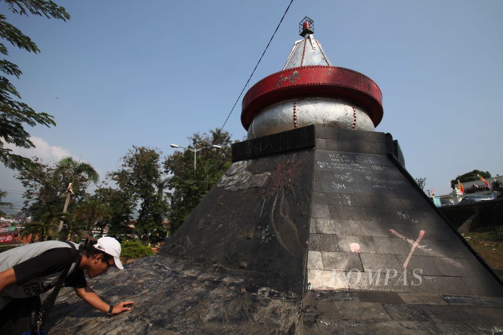 "Buoy" pelampung suar yang dijadikan monumen peringatan meletusnya Gunung Krakatau tahun 1883, di Taman Dipangga, Teluk Betung, Bandar Lampung, Lampung, tampak tak terawat dan penuh coretan, Kamis (11/8/2011). Buoy tersebut terempas hingga ke darat akibat tsunami dari erupsi Krakatau tahun 1883. Posisi terdamparnya buoy adalah tempat saat ini monumen berdiri.