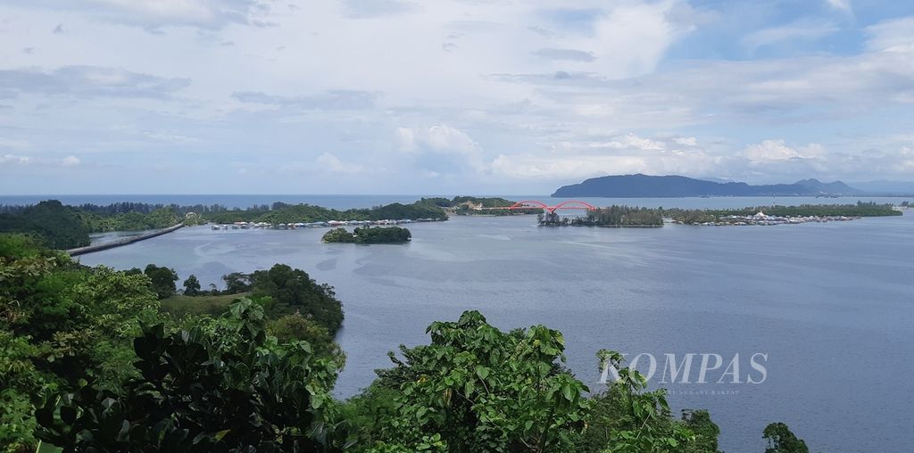 Panorama alam Teluk Numbay, Jayapura, yang berhiaskan Jembatan Youtefa.