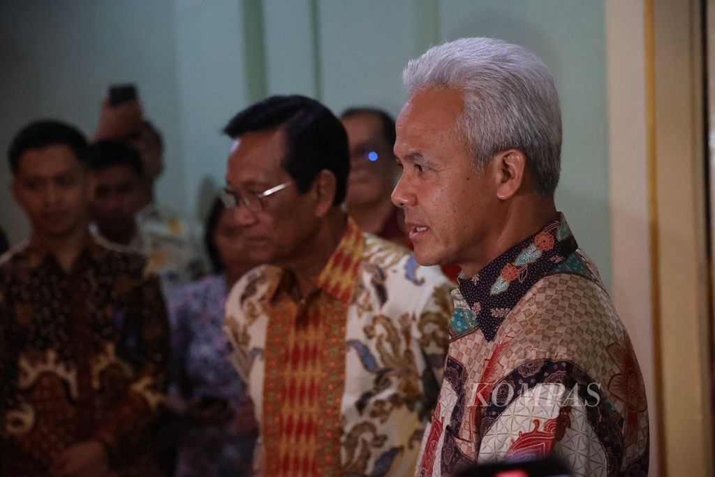 Calon presiden Ganjar Pranowo (kanan) berbicara kepada pers setelah bertemu dengan Gubernur Daerah Istimewa Yogyakarta Sultan Hamengku Buwono X (kedua dari kanan) di kompleks Kepatihan, Yogyakarta, Rabu (27/12/2023) sore. Pertemuan kedua tokoh tersebut berlangsung tertutup selama dua jam.