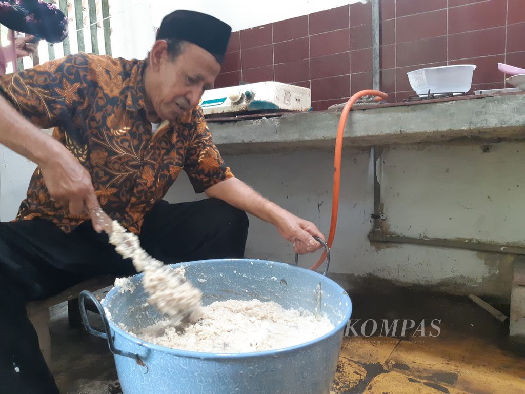 Abdullah bin Islam bin Bayasut (68) menyiapkan bubur harisah di Kelurahan Panjunan, Kecamatan Lemahwungkuk, Kota Cirebon, Jawa Barat, Sabtu (16/3/2024). 