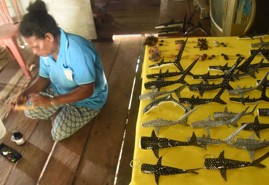 Yustina Mirino (51) membuat gantungan kunci berbentuk hiu paus di Kampung Kwatisore, Distrik Yaur, Kabupaten Nabire, Sabtu (24/4/2021). 