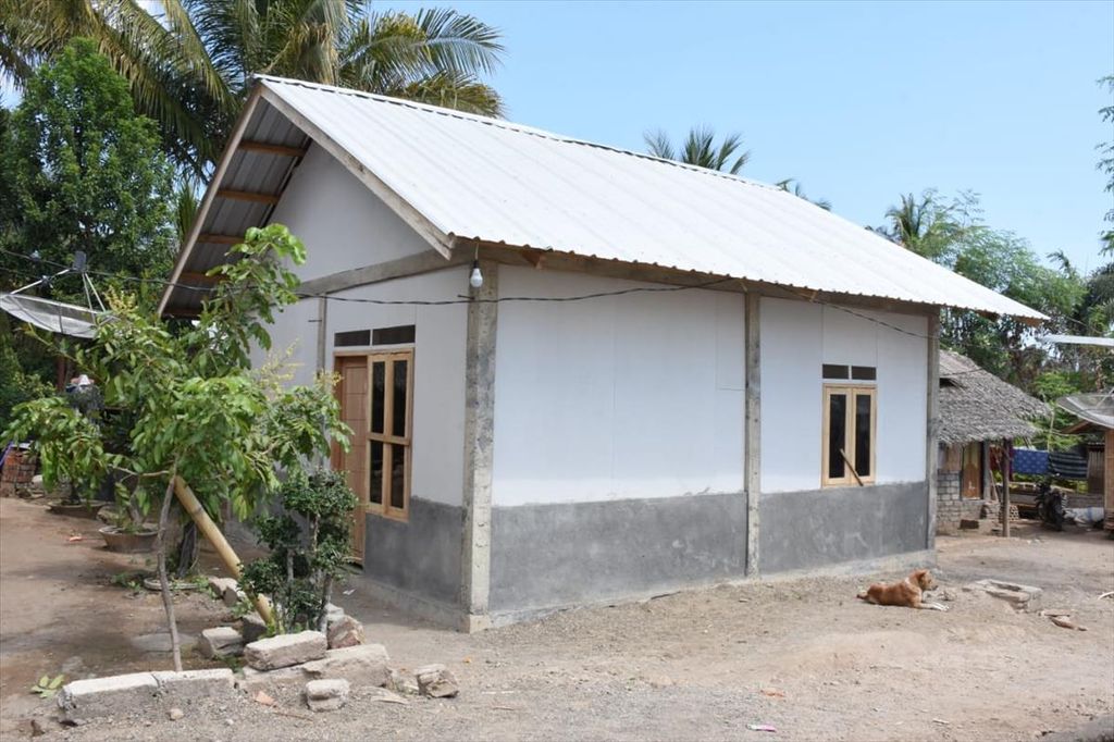 At least 207 out of 570 houses in Dasan Banjur Hamlet, Rempek Village, North Lombok, West Nusa Tenggara have been completed in the post-earthquake rehabilitation phase in July-August 2018. The residents of the hamlet are now able to occupy their new houses, marked by the handover of house keys by North Lombok Regent Najmul Ahyar on Friday (2/9/2019).